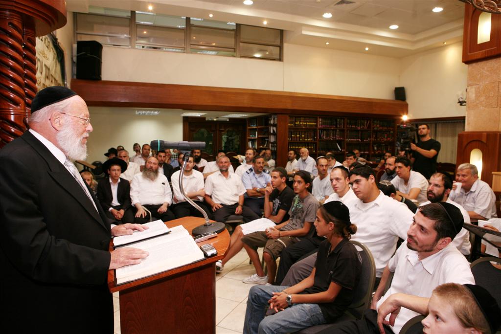 הגאון רבי חנוך ערנטרוי ראב"ד לונדון בביקרו  ב"זיו התורה"